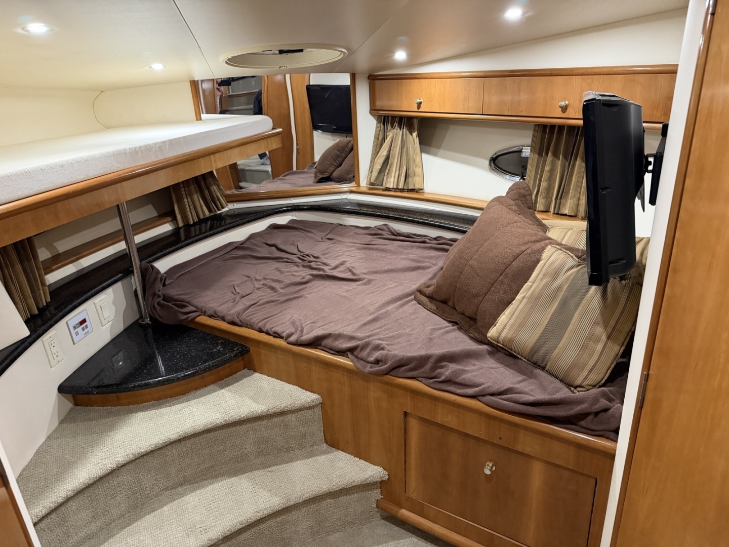 2001 Carver 444 Motor Yacht - Image 11