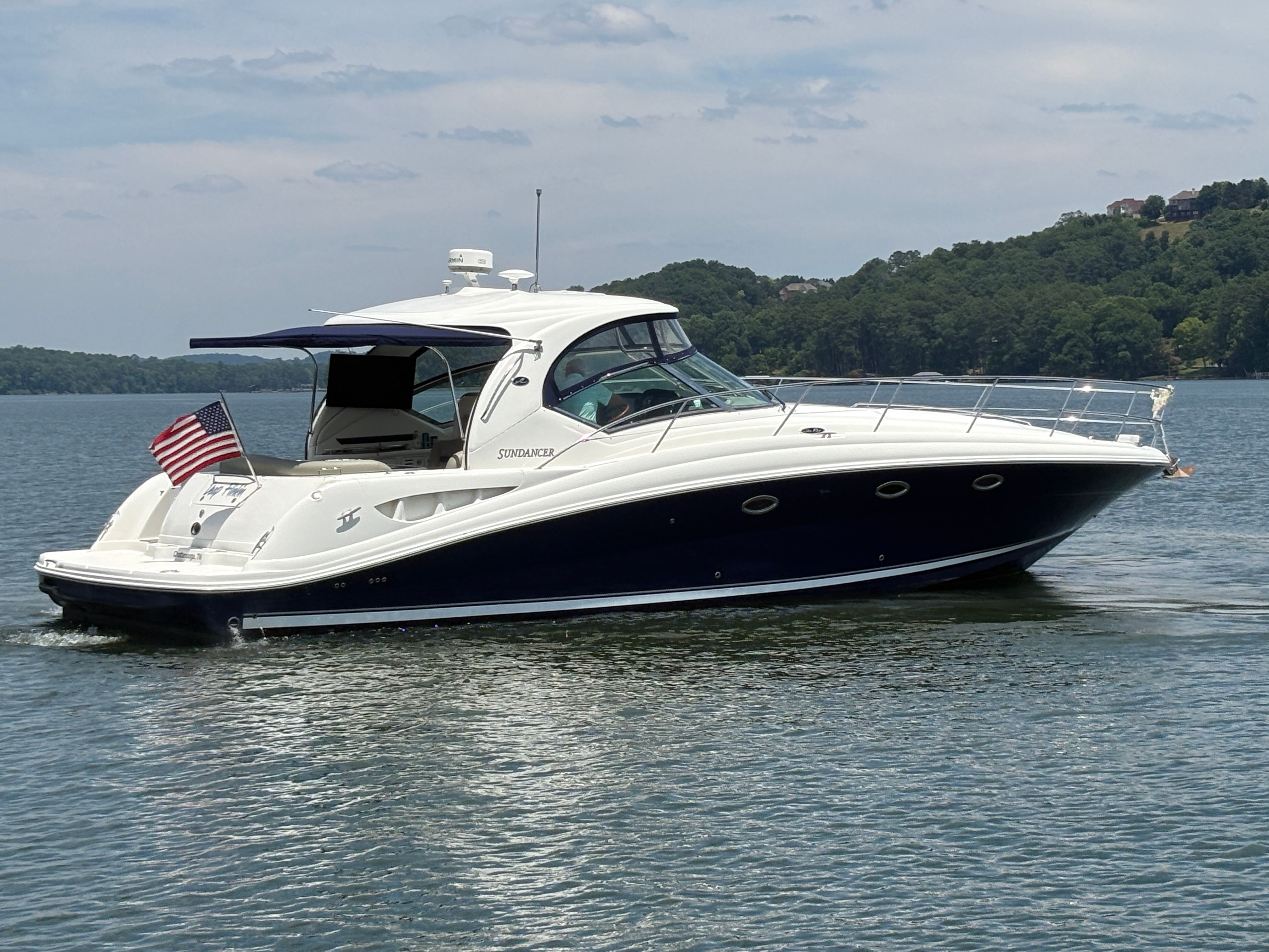 2005 Sea Ray 420 Sundancer on calm water.