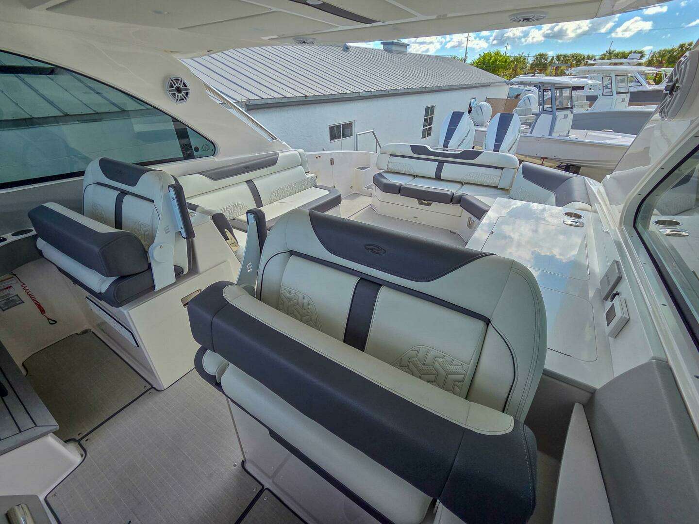 2025 Regal LX36 - Image 24