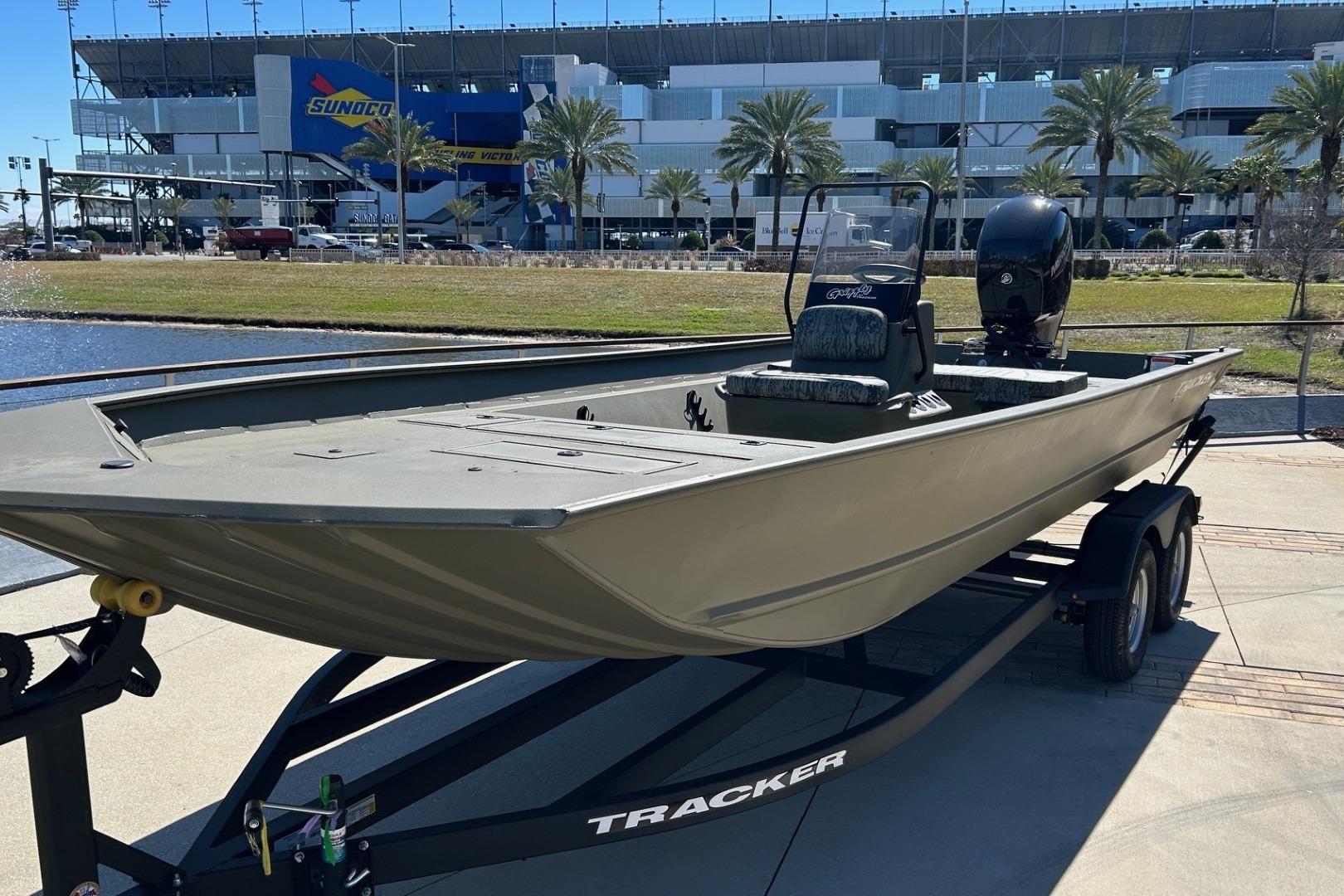 2026 Tracker Grizzly 2072 CC