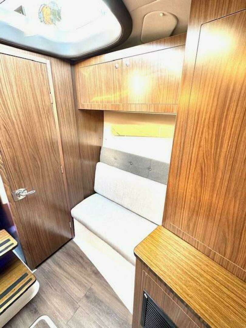 2020 Four Winns Vista 355 Coupe OB - Image 34