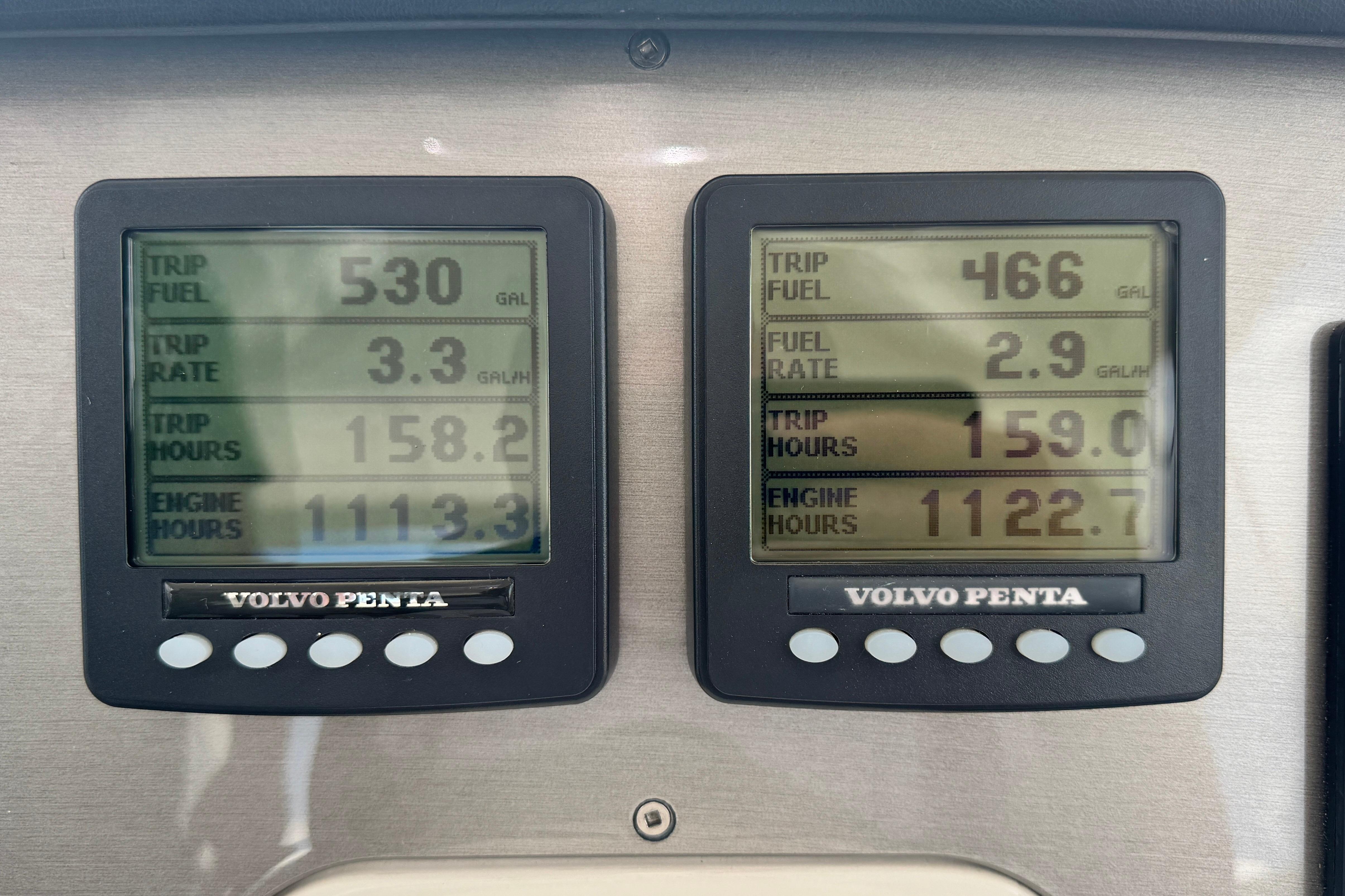 2007 Carver 47 Motor Yacht Digital Displays