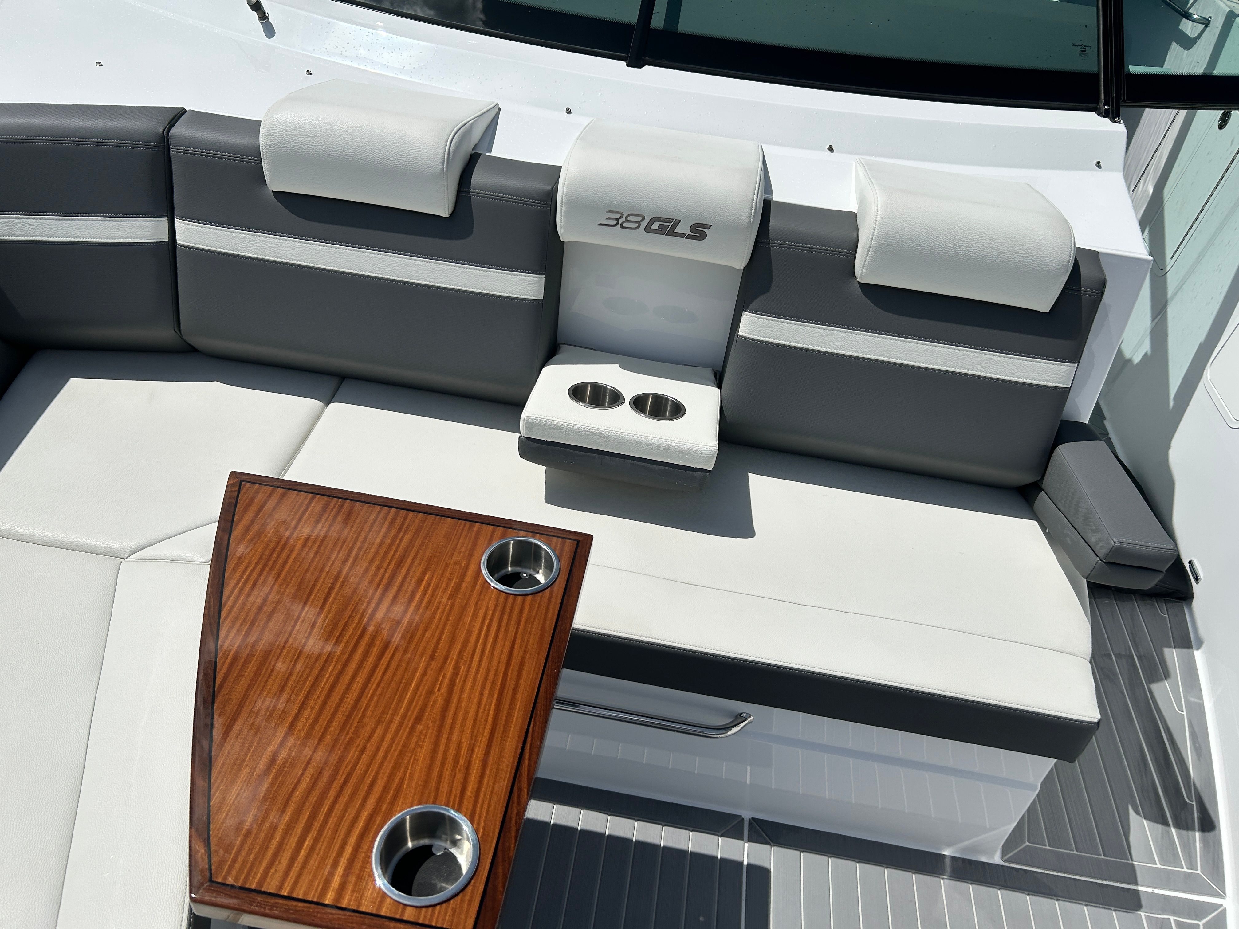 2023 Cruisers Yachts 38 GLS OB - 16