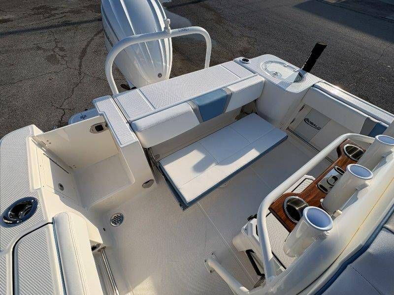 2026 Robalo R230 Center Console - 21