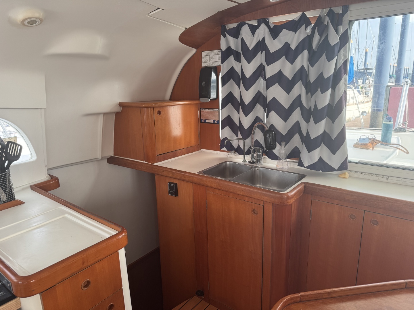 2004 Lagoon 410 S2 - Image 10