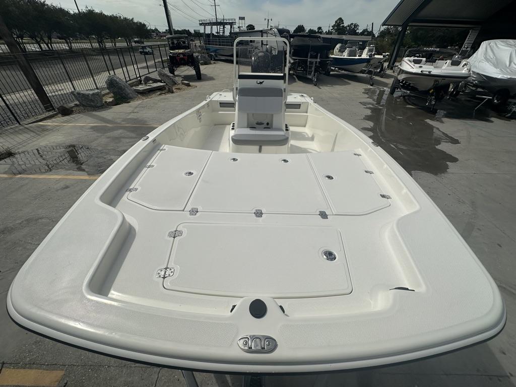 2024 Mako Pro Skiff 19 CC boat, spacious deck, center console, outdoor display.