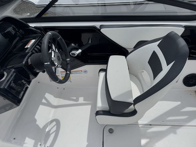 2025 Yamaha Boats 195S - 15