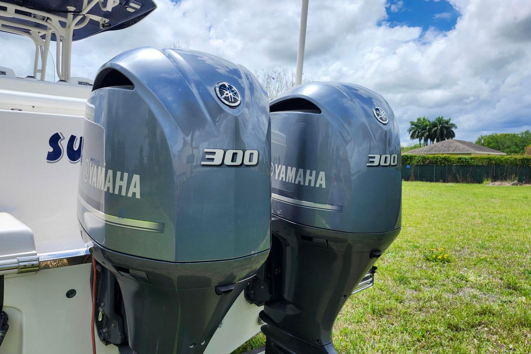 2015 Robalo R300 Center Console with twin Yamaha 300 outboard engines.
