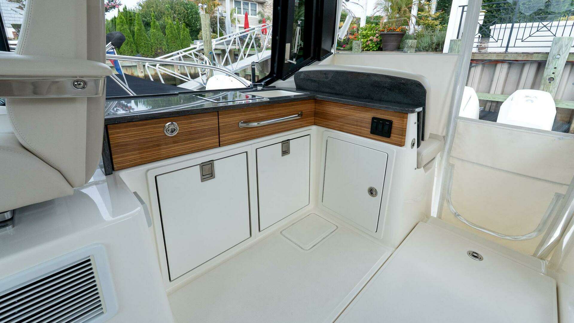 2024 Boston Whaler 405 Conquest - Image 33