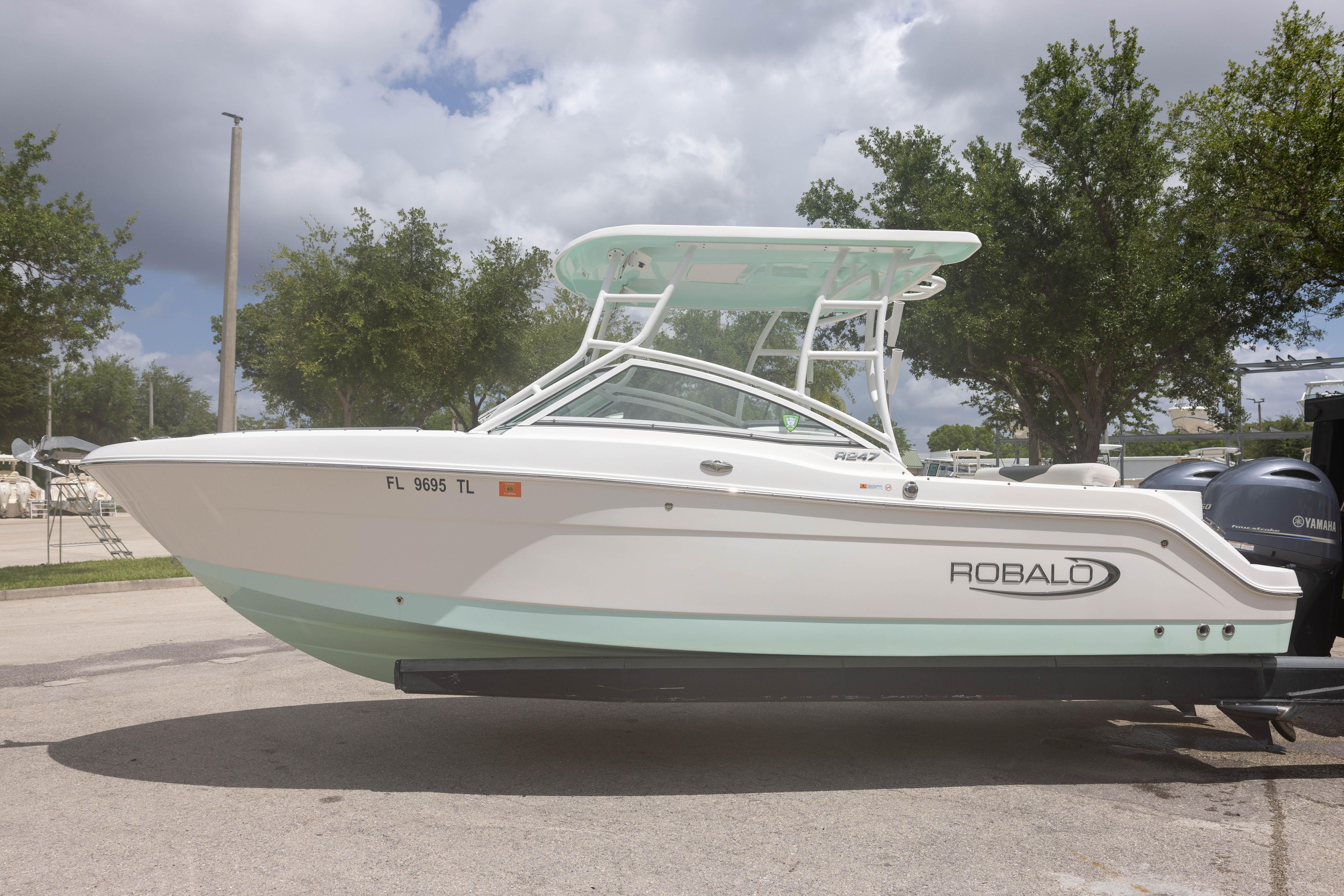 2022 Robalo R247 Dual Console