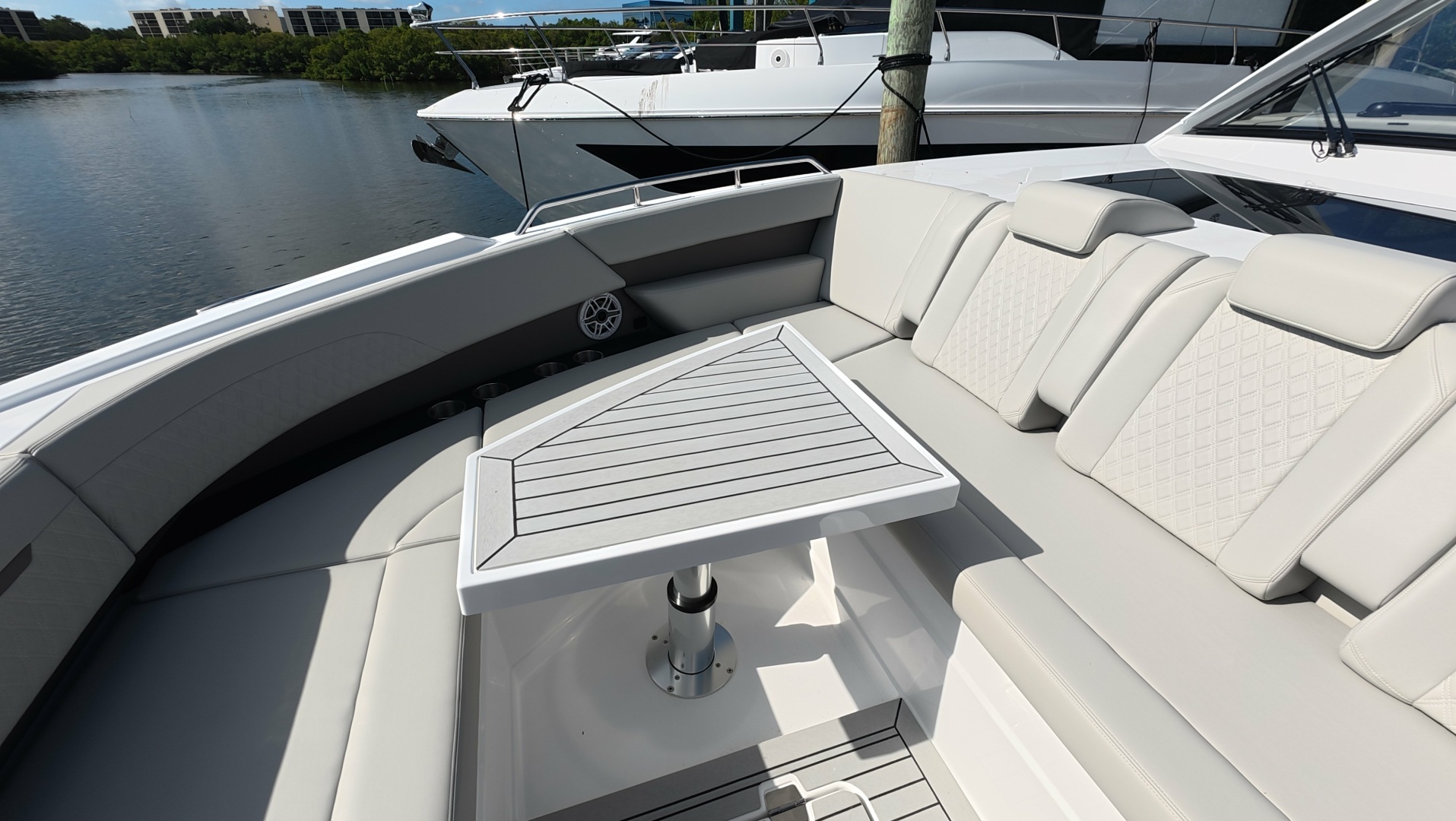 2026 Cruisers Yachts 50GLS OB - Image 31