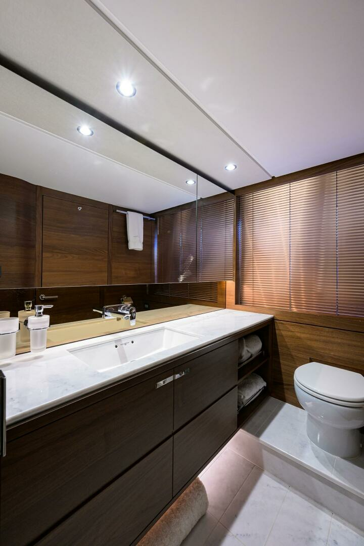 2021 Princess F70 - Image 46