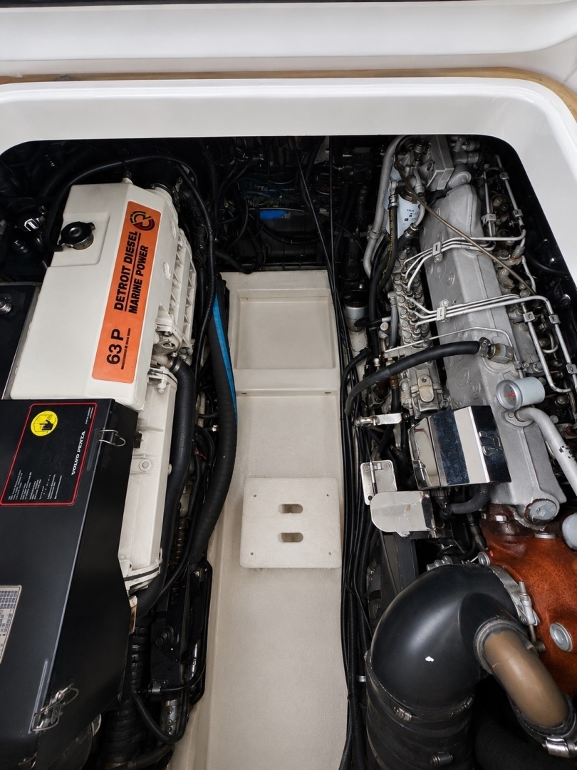 1999 Pursuit 3400 Express - Image 19
