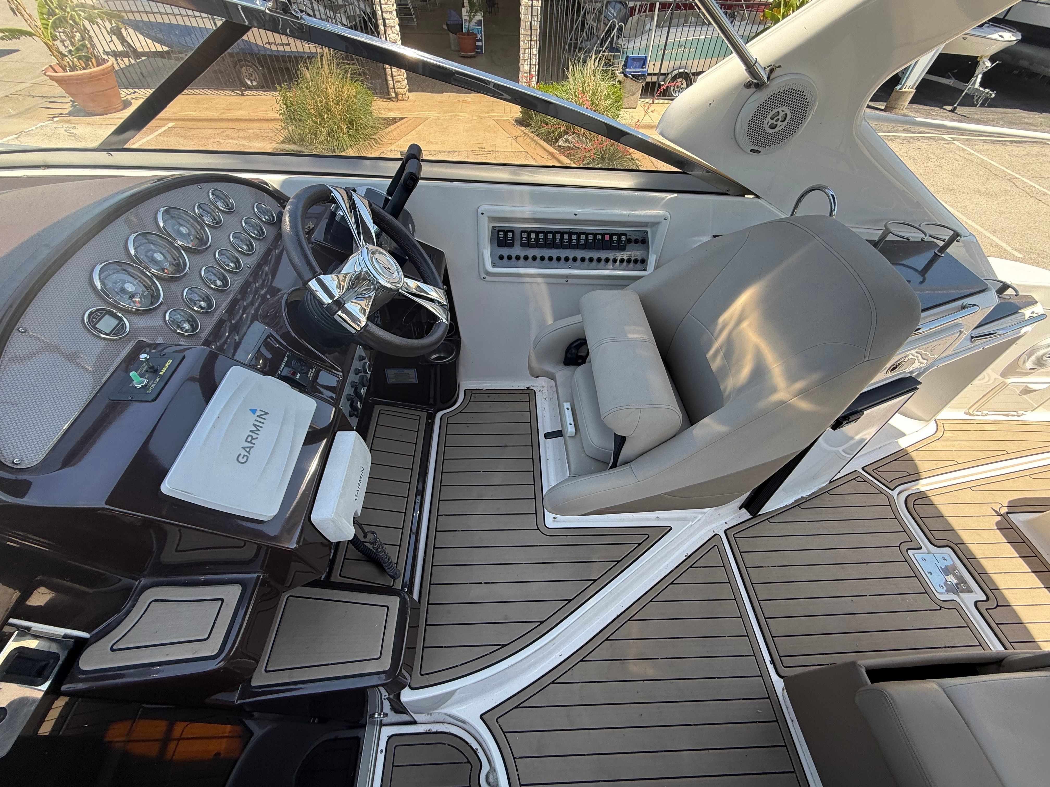2015 REGAL 30 EXPRESS - Image 15