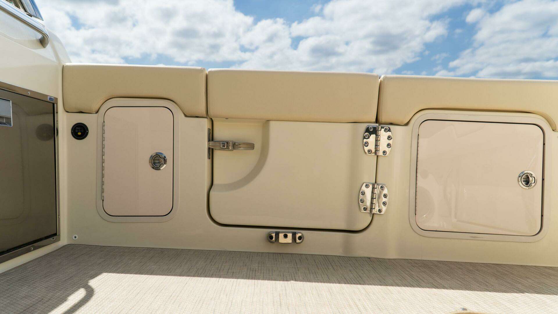 2025 Chris-Craft Calypso - Image 31