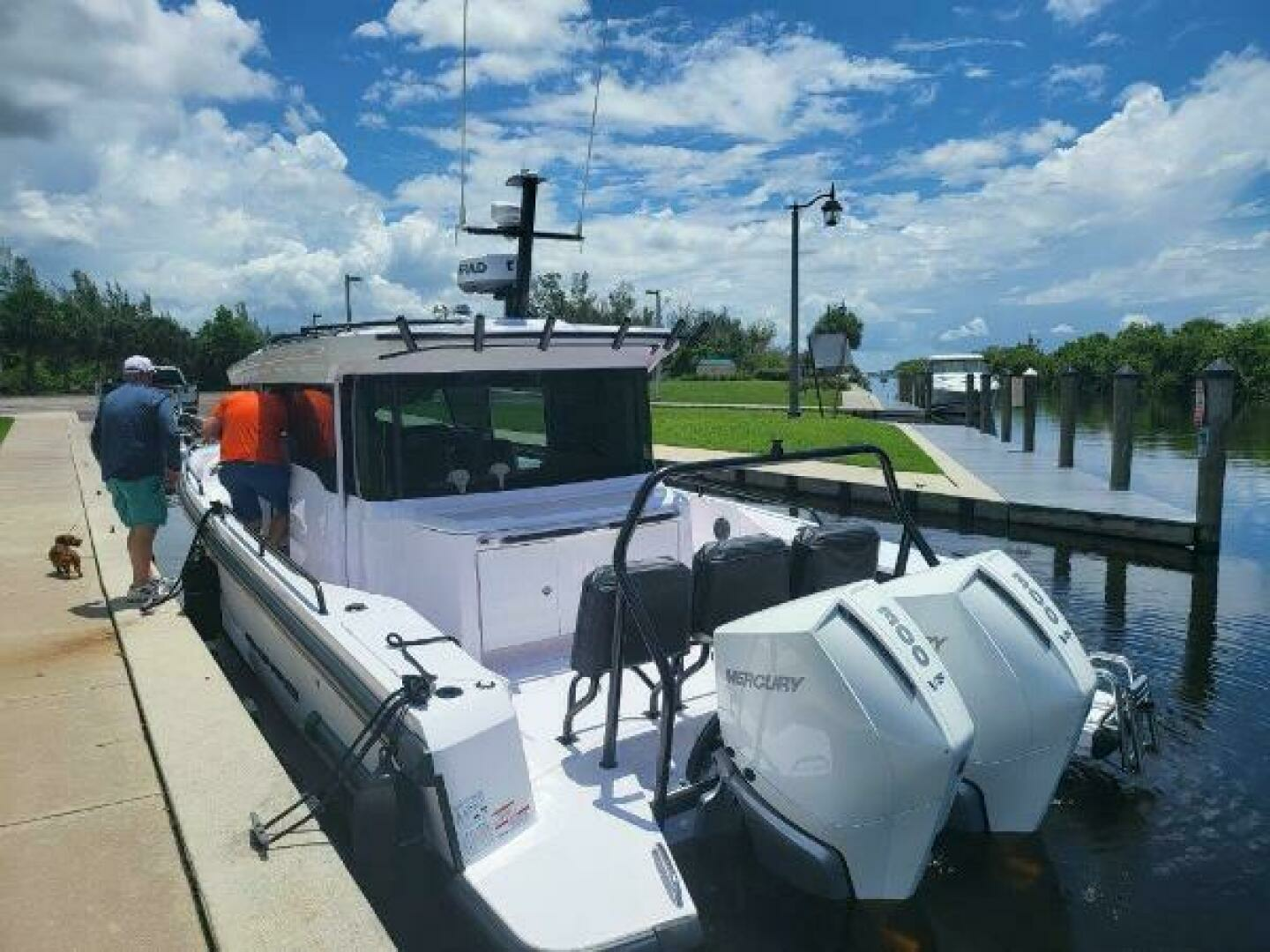 2024 Axopar 37 XC CROSS CABIN - Image 2
