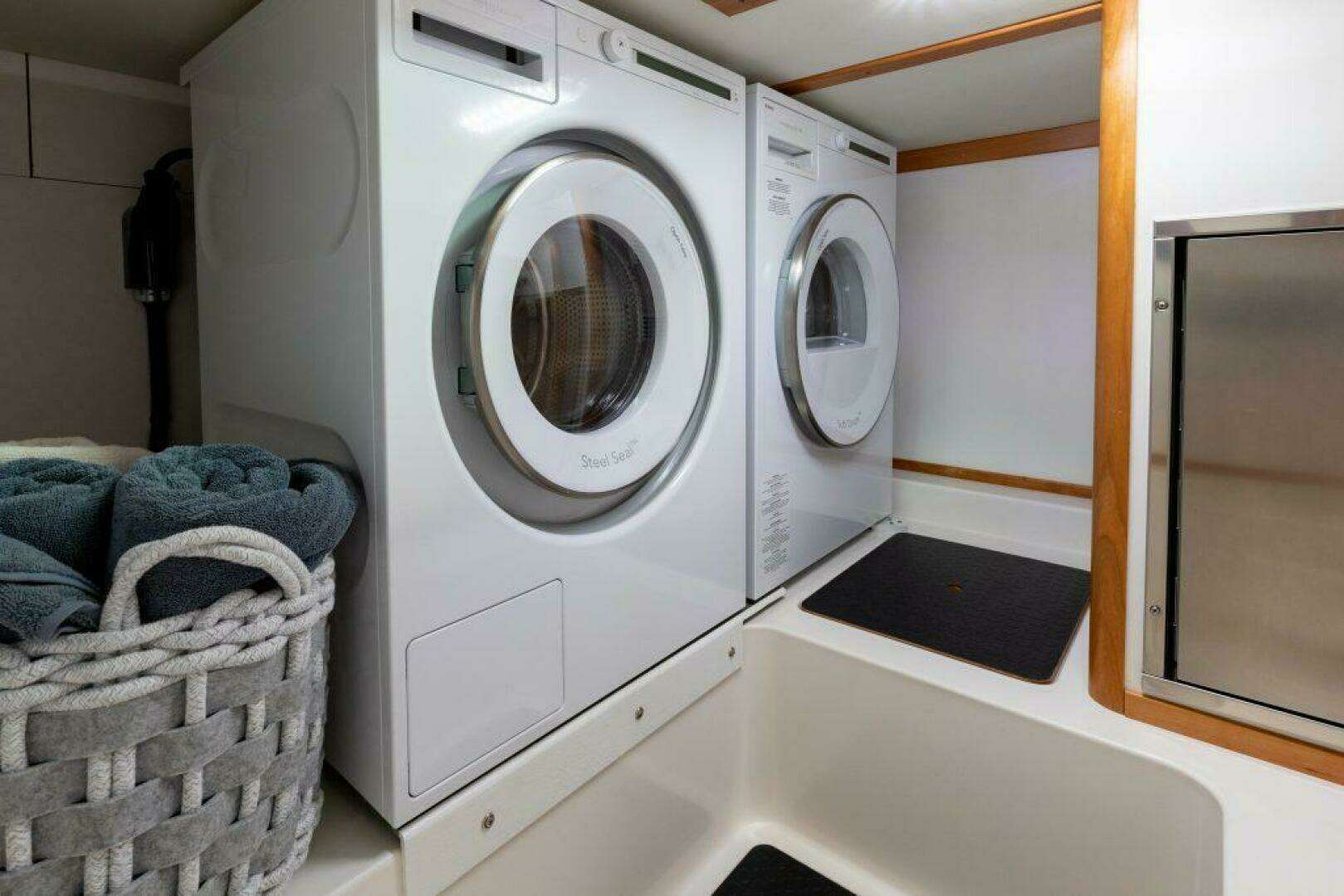 2027 Sabre 43 Salon Express - Image 31