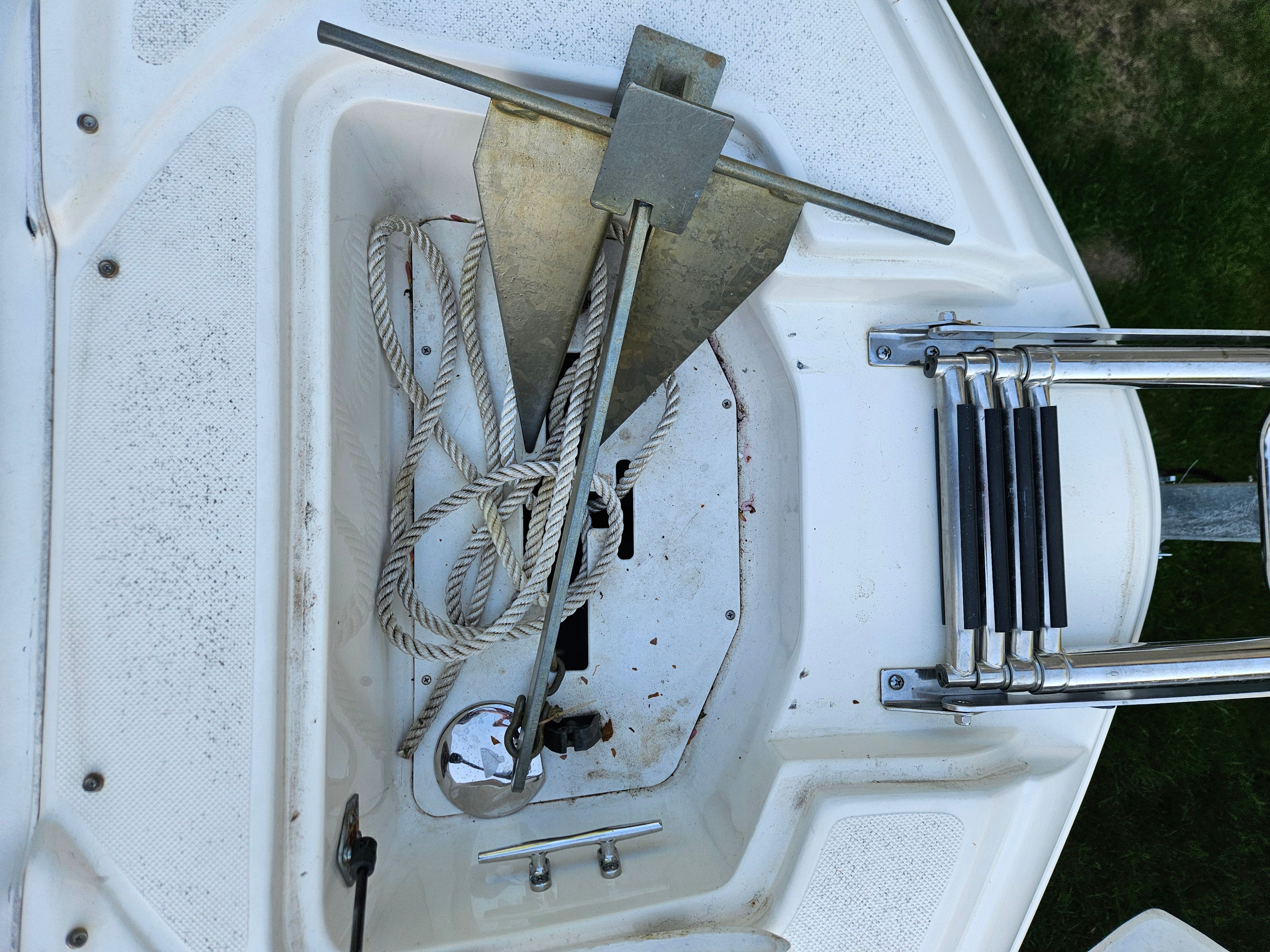Anchor and rope on a 2009 Rinker Captiva DB boat.