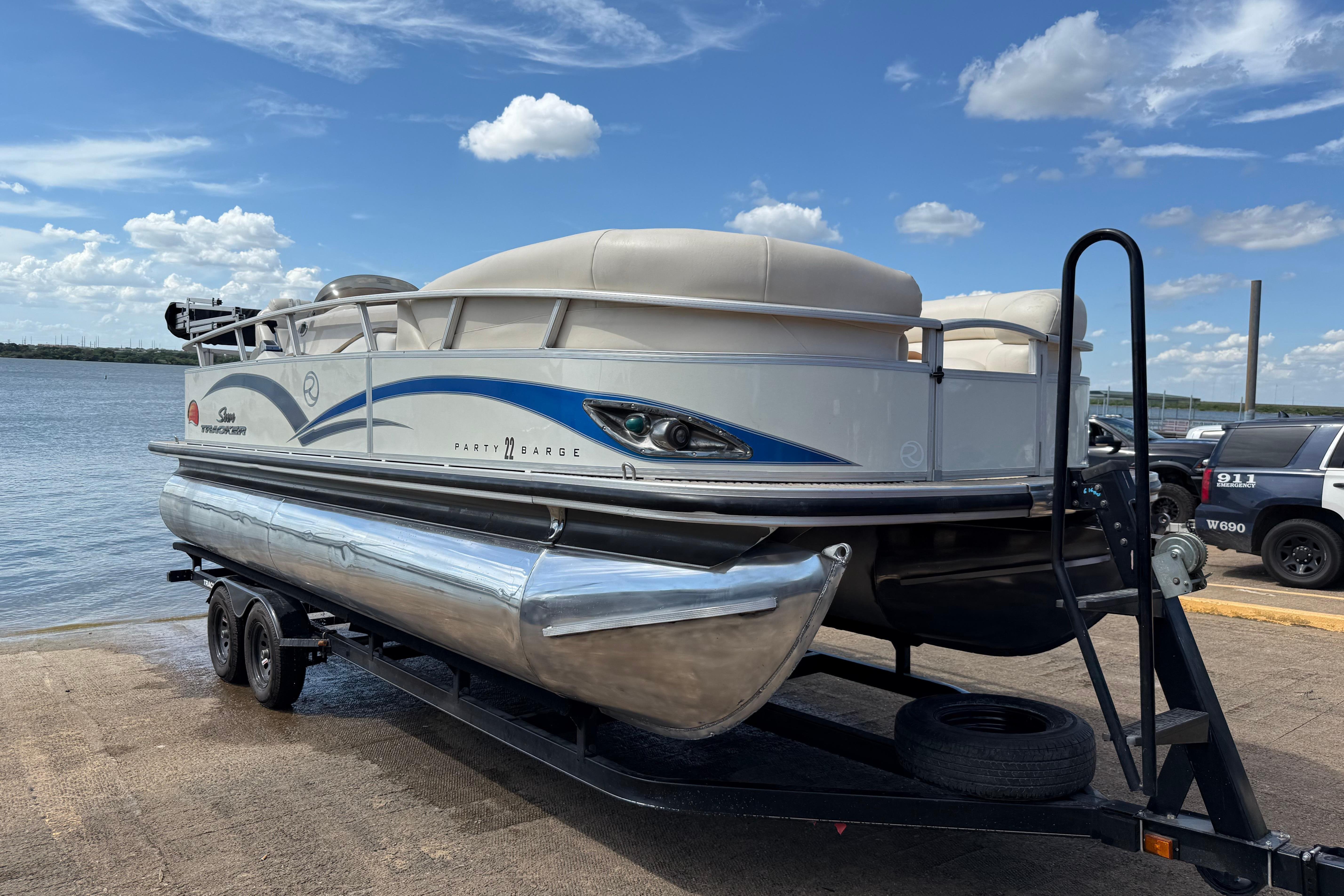 2011 Sun Tracker Party Barge 22 Sport Fish Regency Edition