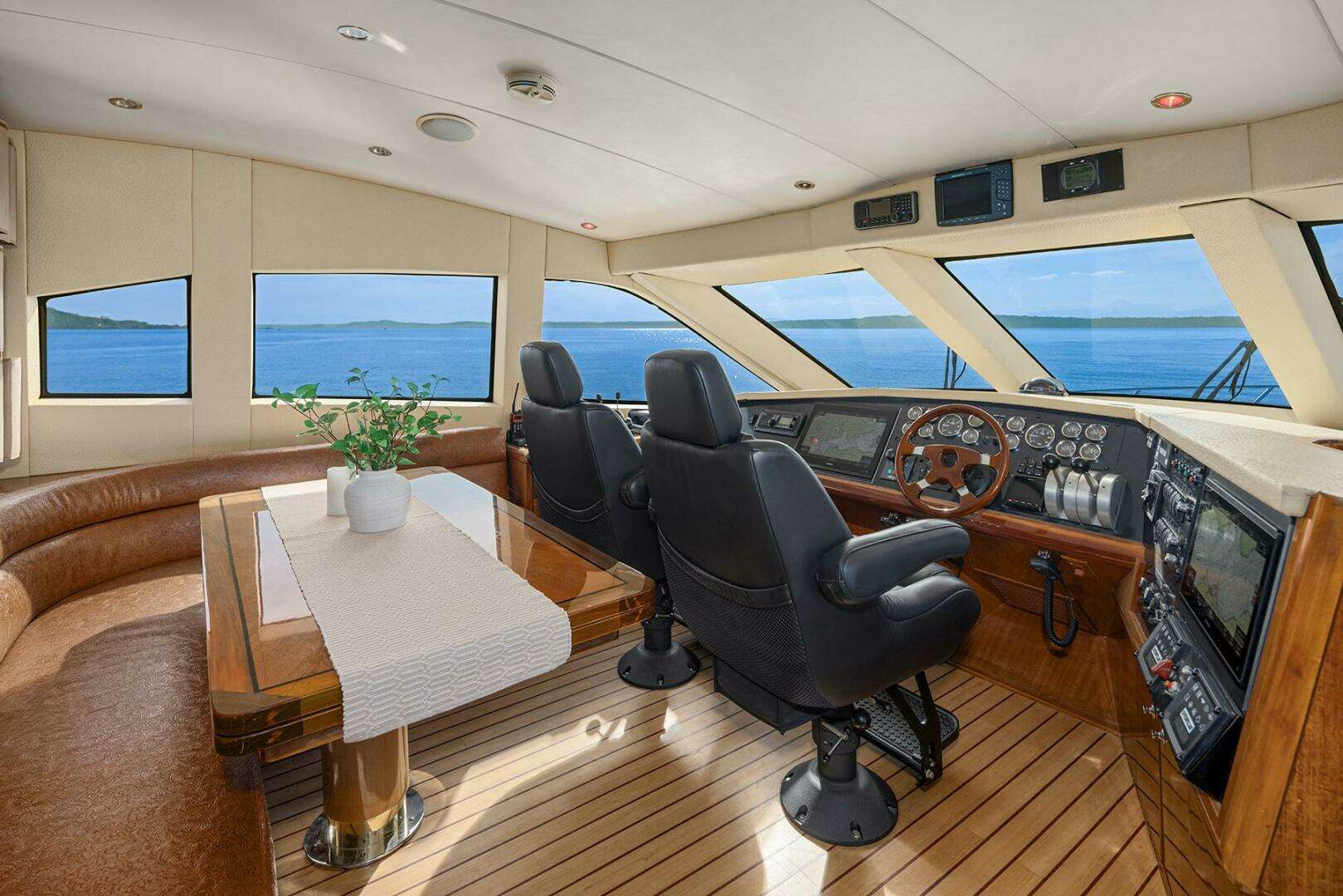 2001 Hatteras Cockpit Motoryacht - Image 7