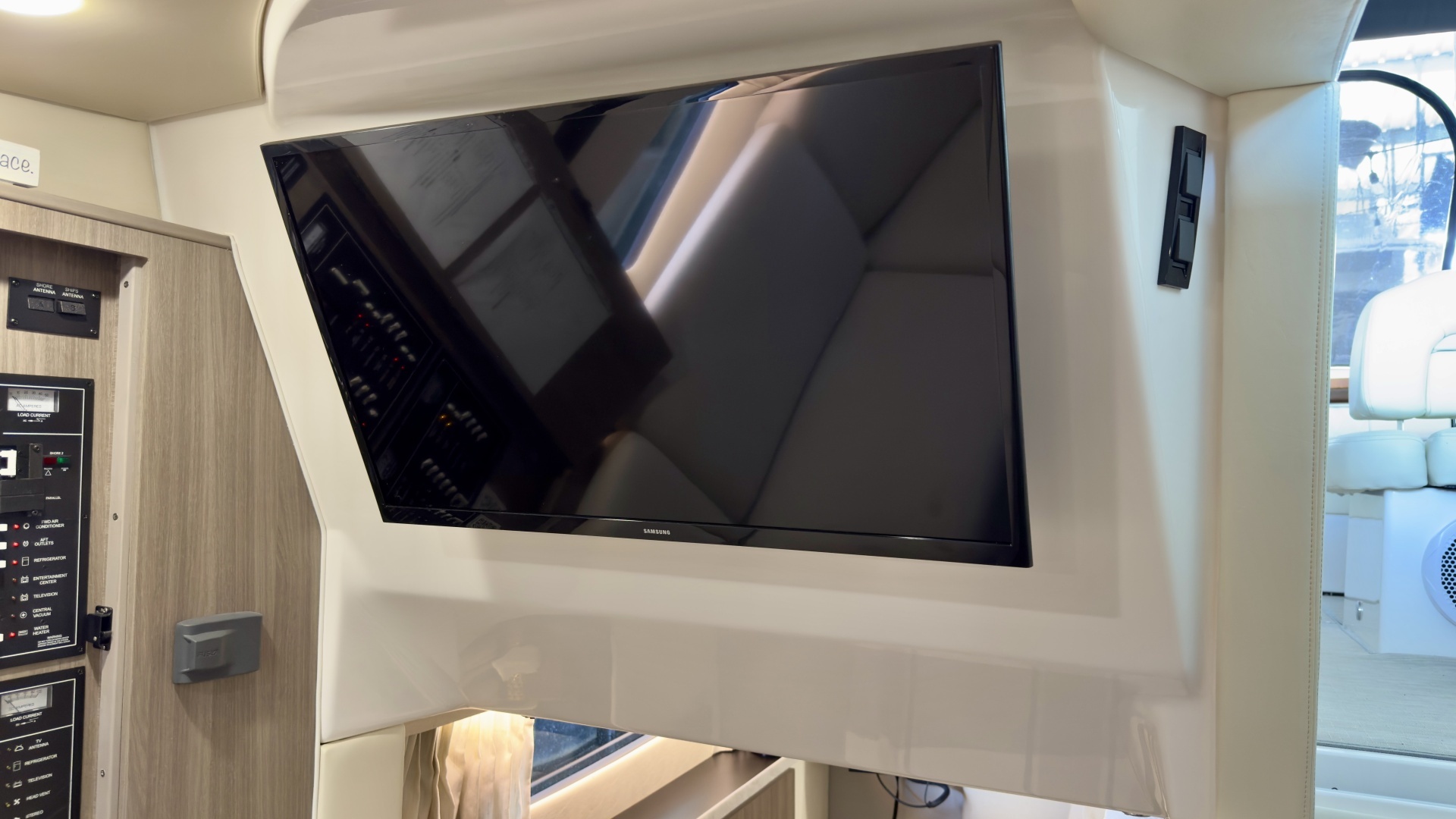 2020 Regal 33 Express - Image 17