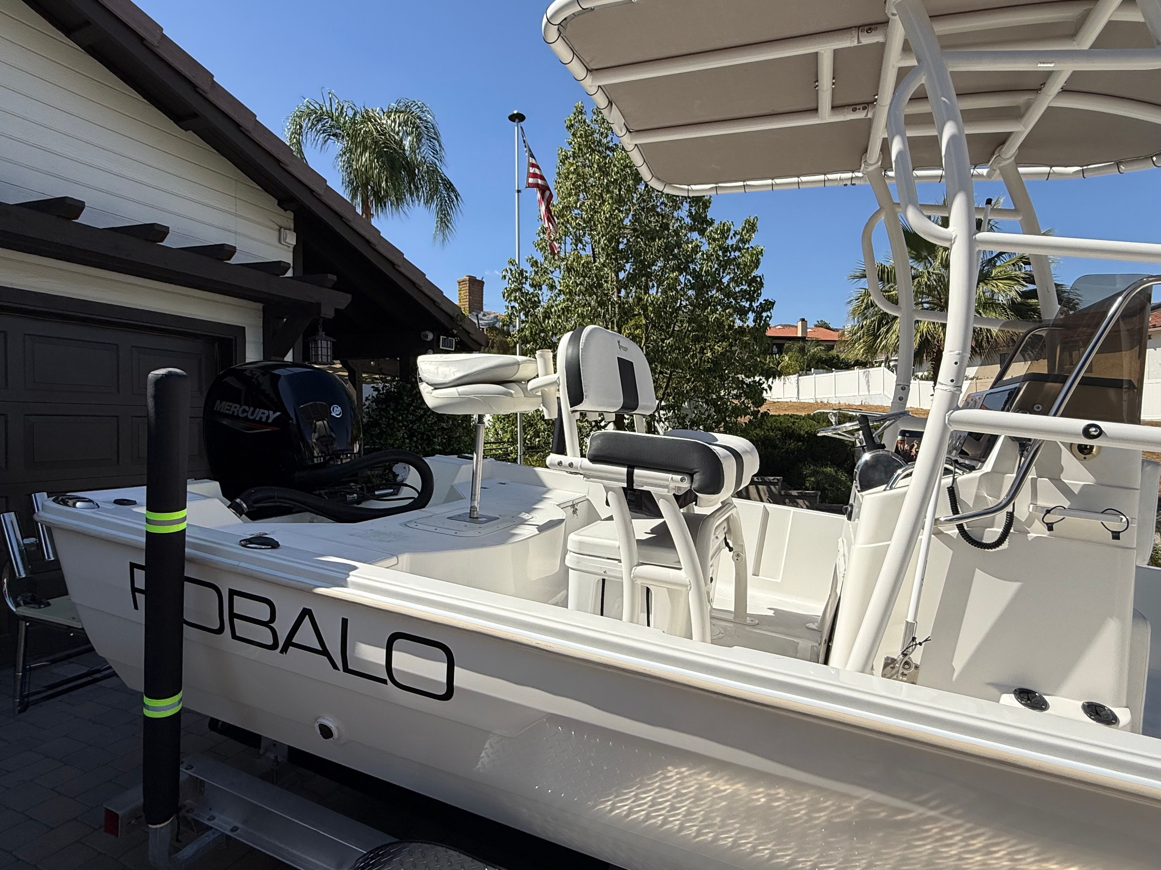 1998 Robalo 2100 Bay Hunter boat parked in driveway.