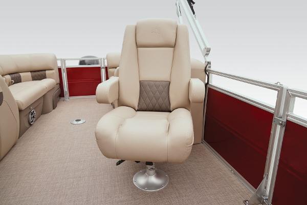 2024 Sun Tracker Party Barge 24 DLX - 42