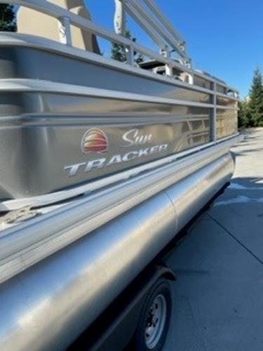 2024 Sun Tracker Fishin' Barge 20 DLX pontoon boat on trailer.