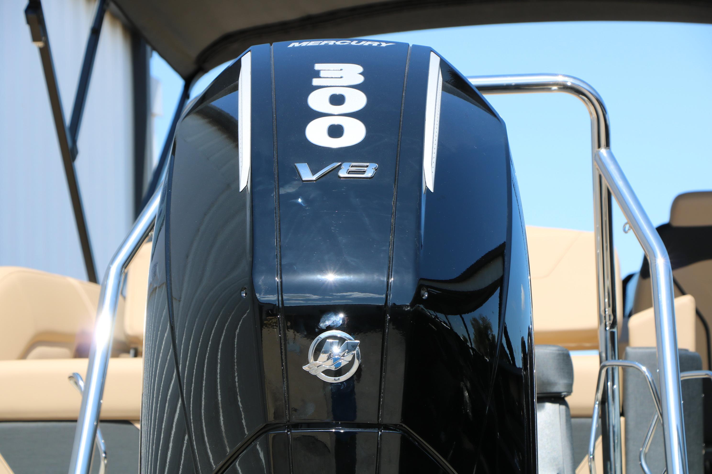 Mercury 300 V8 engine on 2026 Evotti 725 CS Tri-Toon boat.