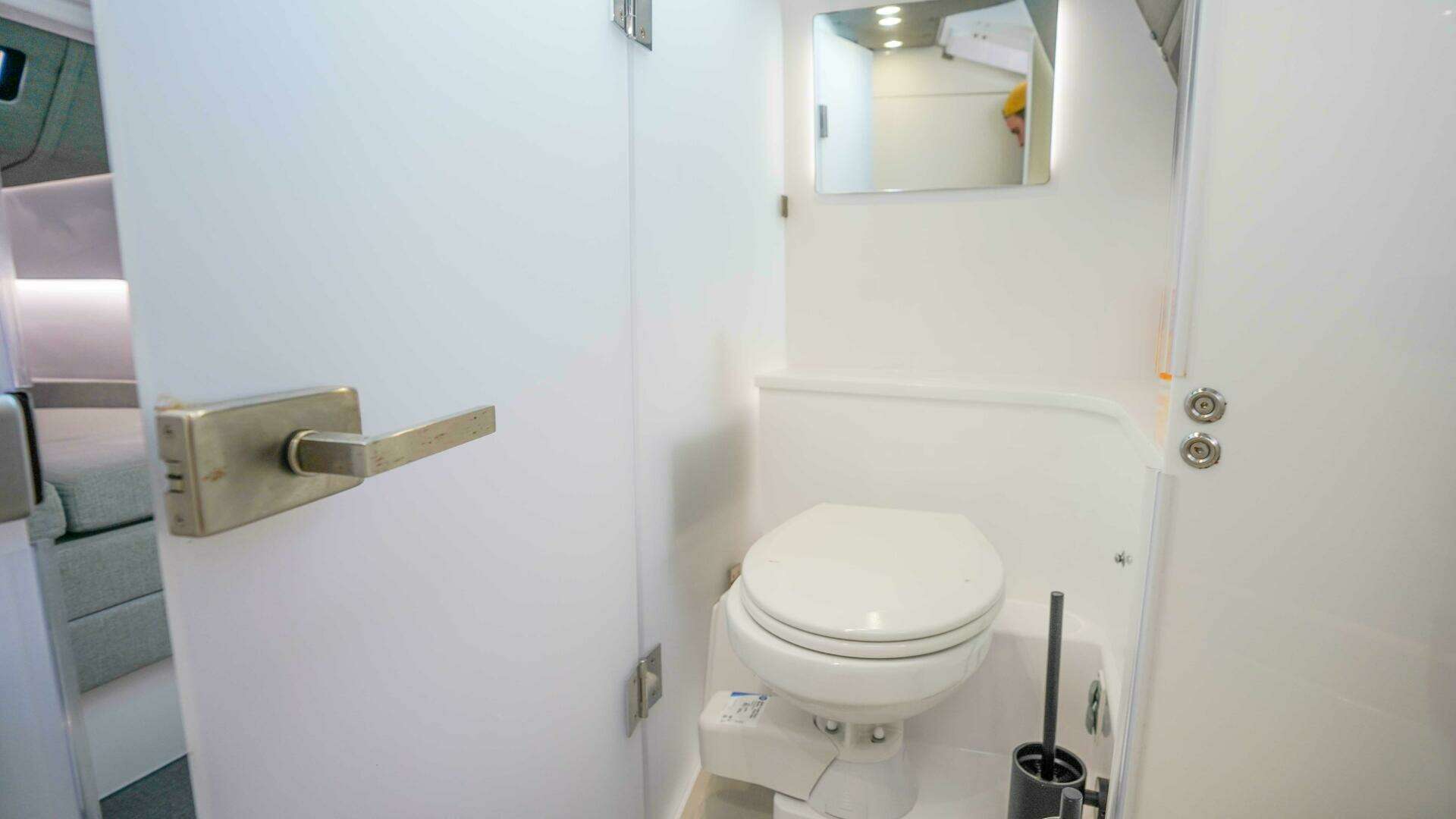 2024 Axopar 37 XC Cross Cabin - Image 32