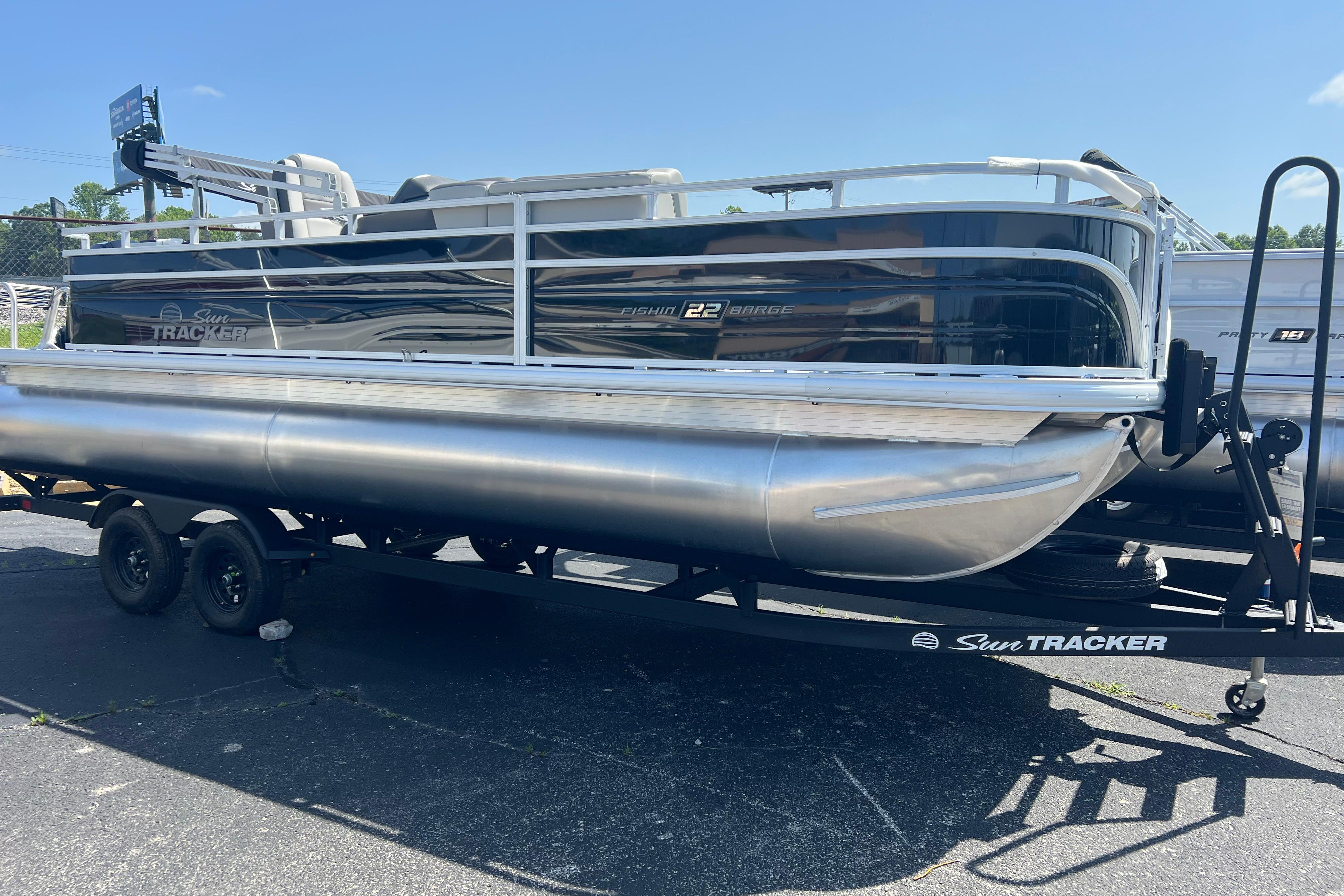 2026 Sun Tracker Fishin' Barge 22 DLX