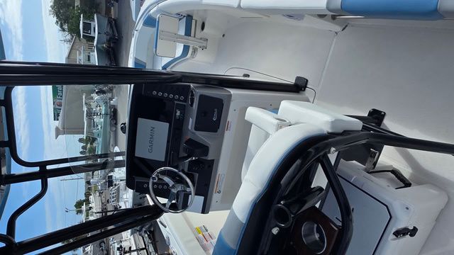 2026 Robalo R230 Center Console - 13