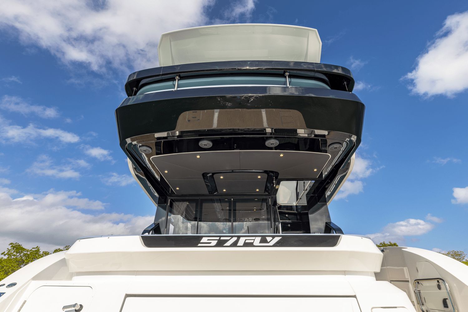 2027 Cruisers Yachts 57 Fly - 35