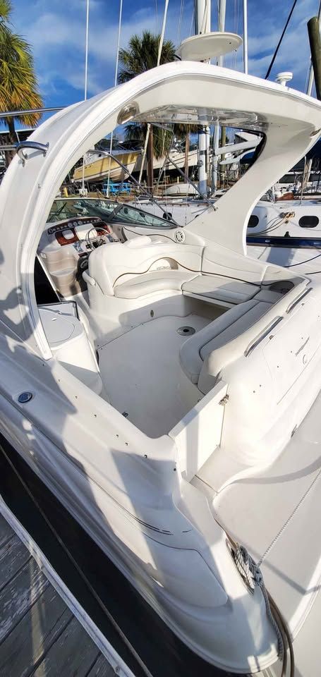 The image shows a 2002 Wellcraft 3300 Martinique docked at a marina.