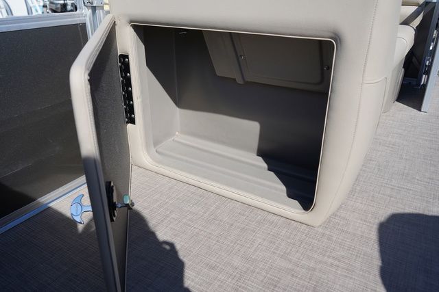 2025 Sun Tracker 20 Party Barge - 13