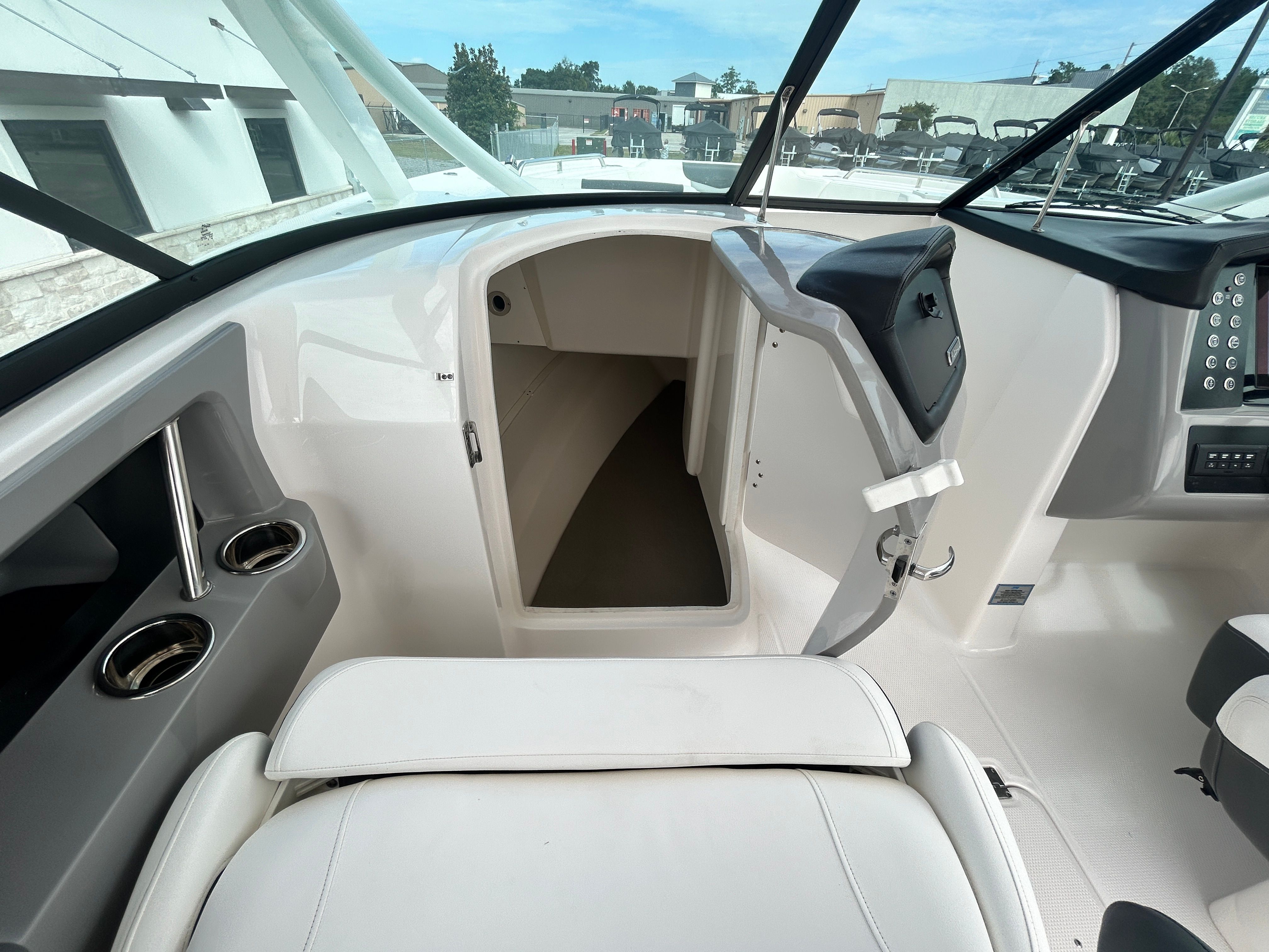 2025 Robalo R317 Dual Console - 17