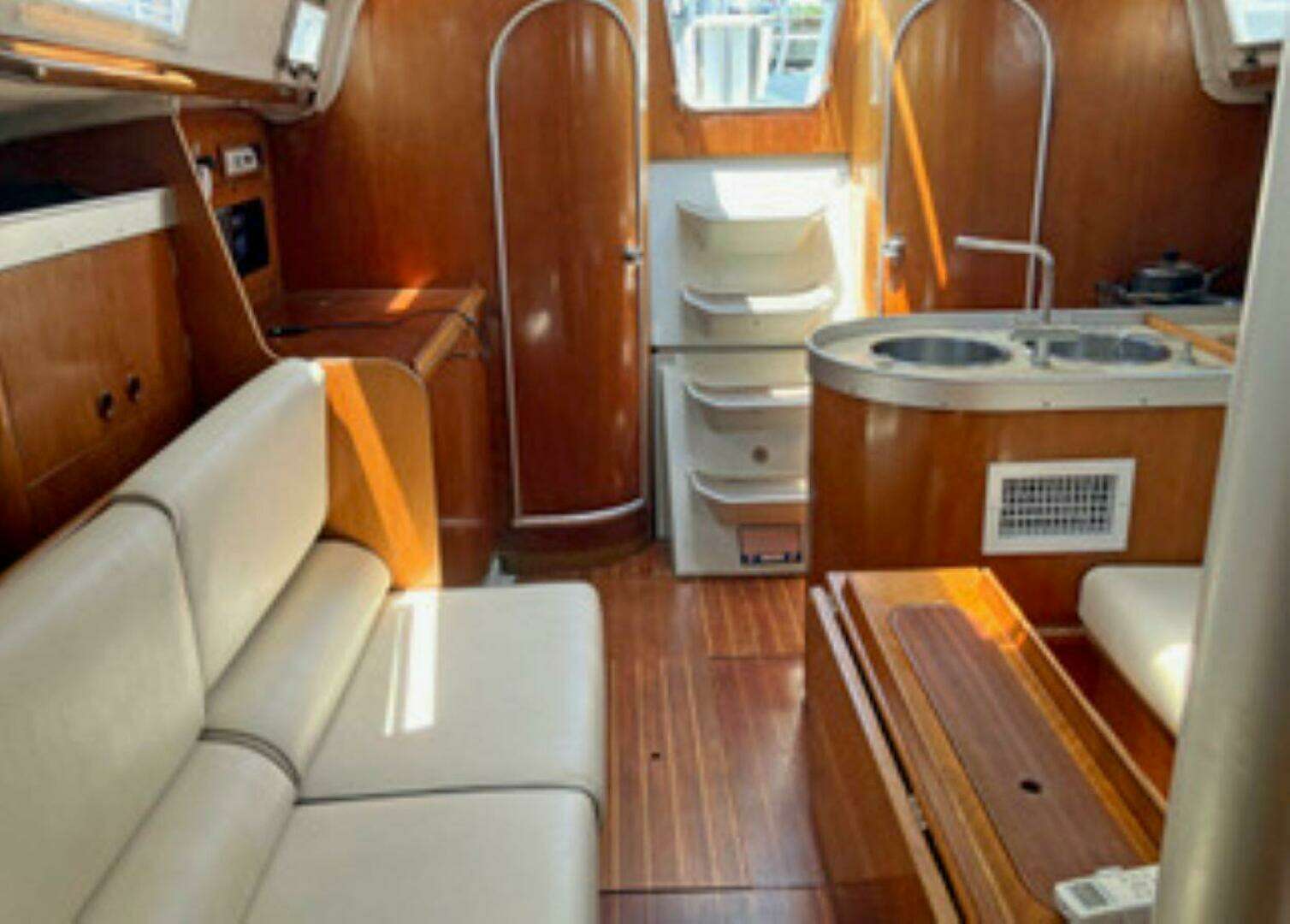1991 Beneteau Moorings 38 - Image 9