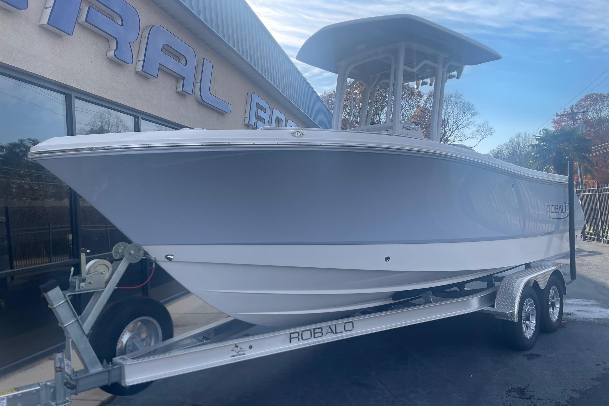 2024 Robalo R230 Center Console