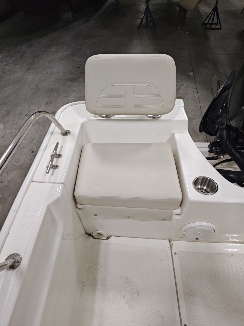 2025 Boston Whaler Montauk - Image 9