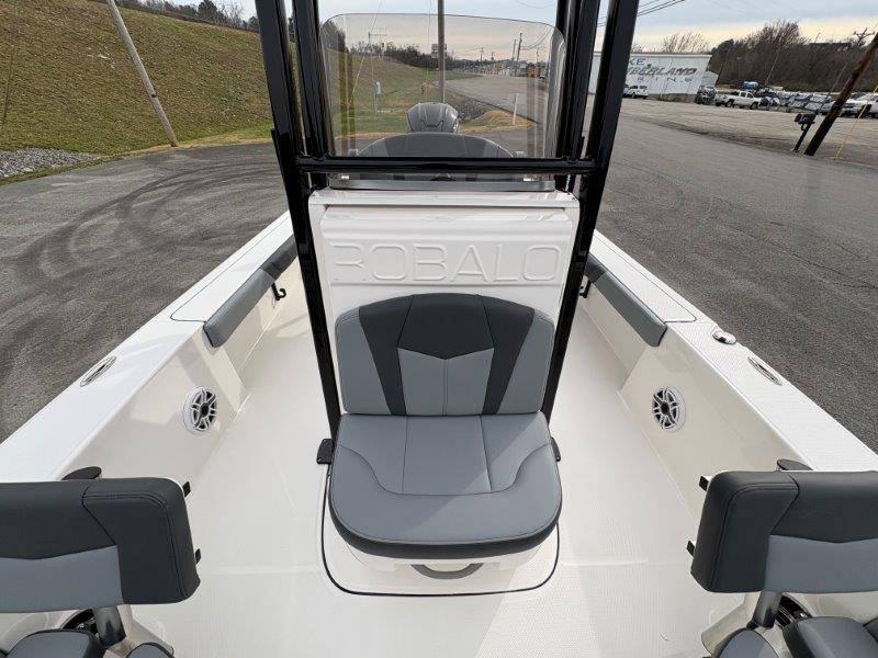 2025 Robalo 226 Cayman - 44