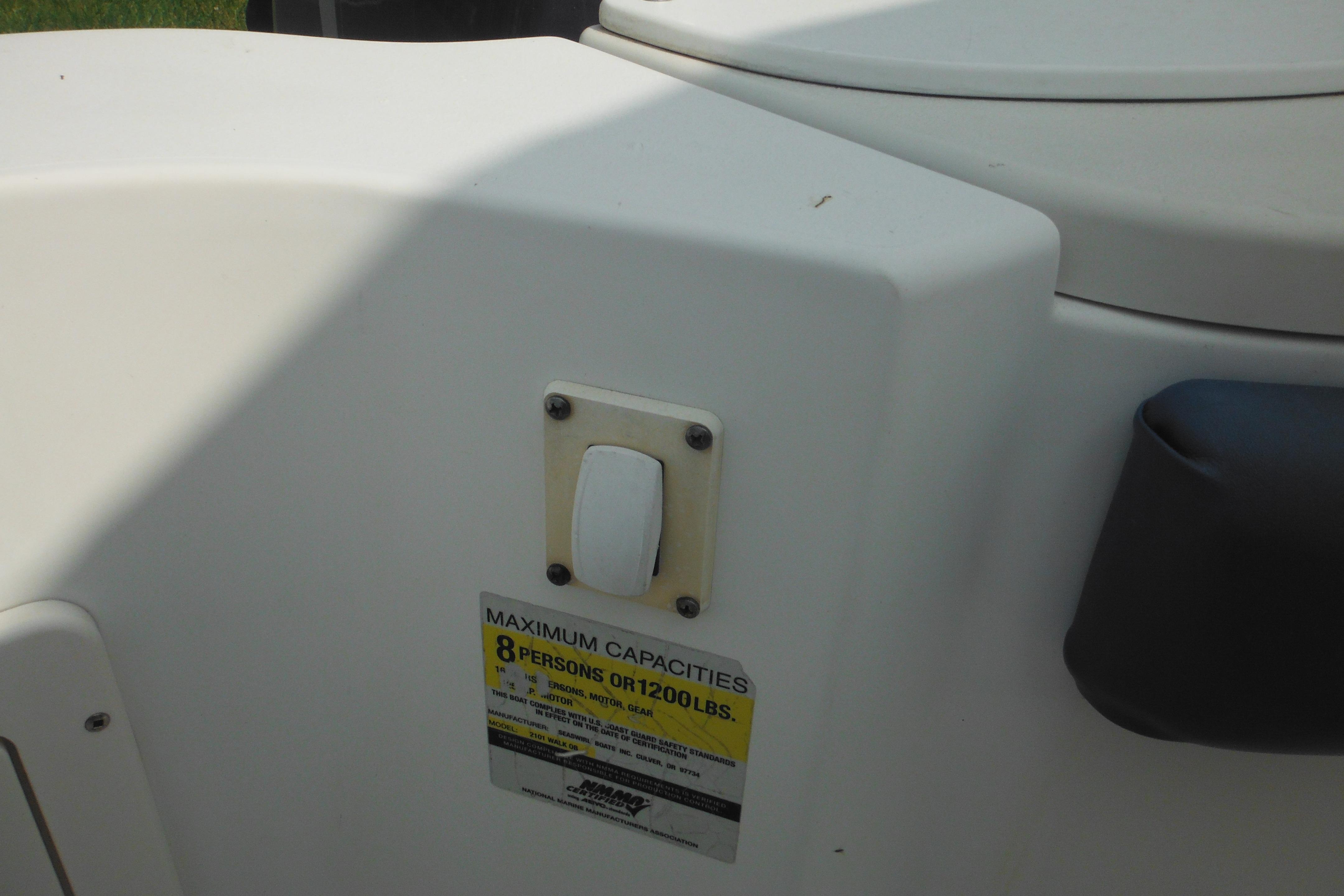 2005 Seaswirl Striper 2101 Walkaround O/B capacity label, showing 8-person or 1200 lbs limit.