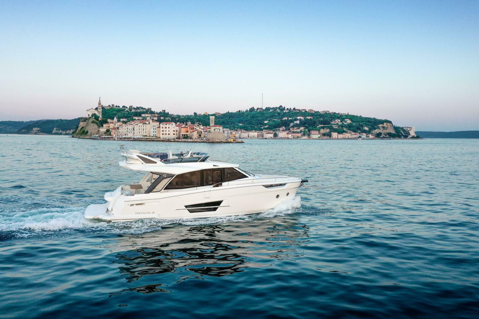 2024 Greenline 45 Fly Hybrid - Image 2