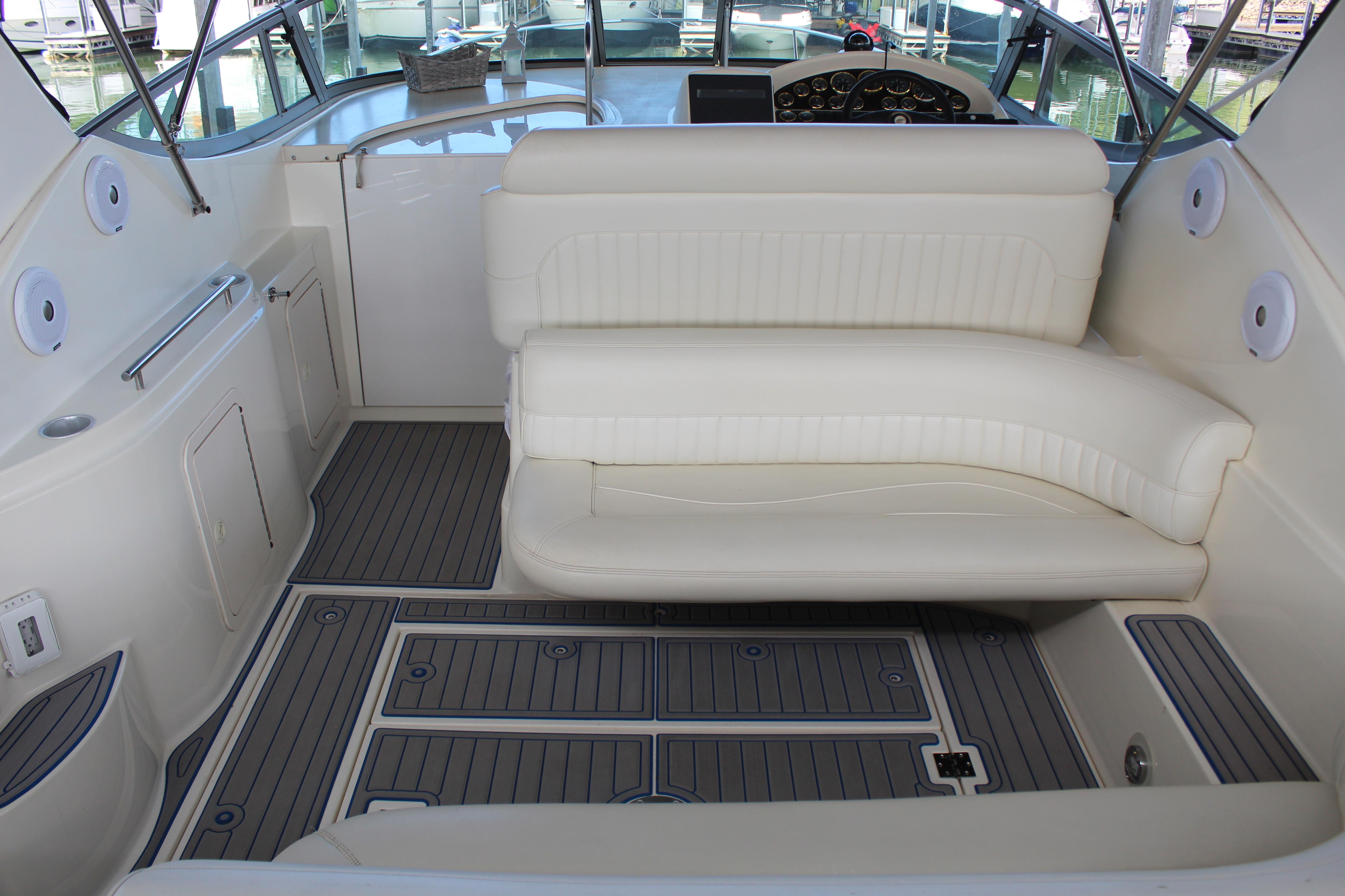 1999 Cruisers Yachts 3075 Rogue - 17