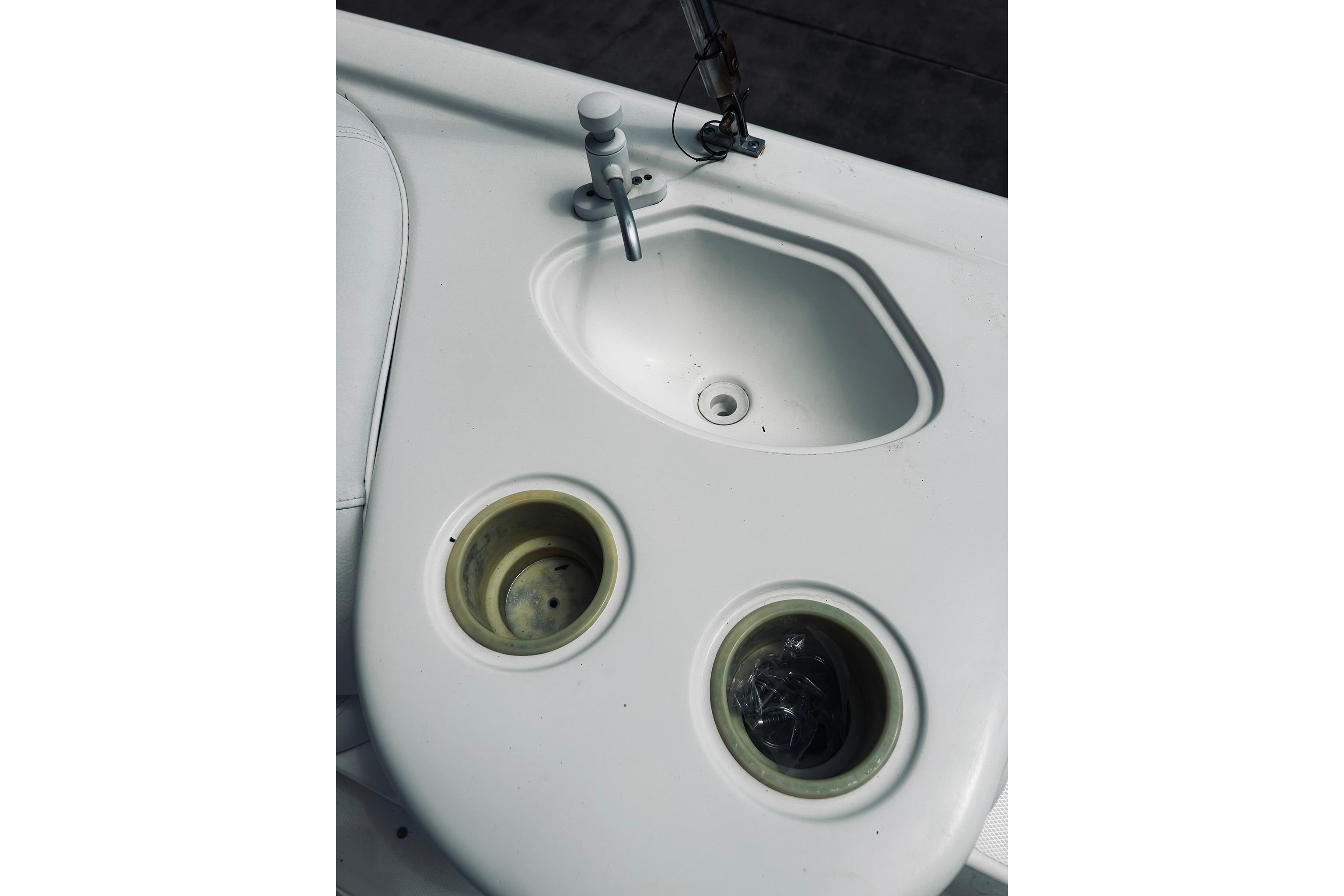 2013 Hurricane SunDeck Sport 201 OB boat sink and cup holders on deck.
