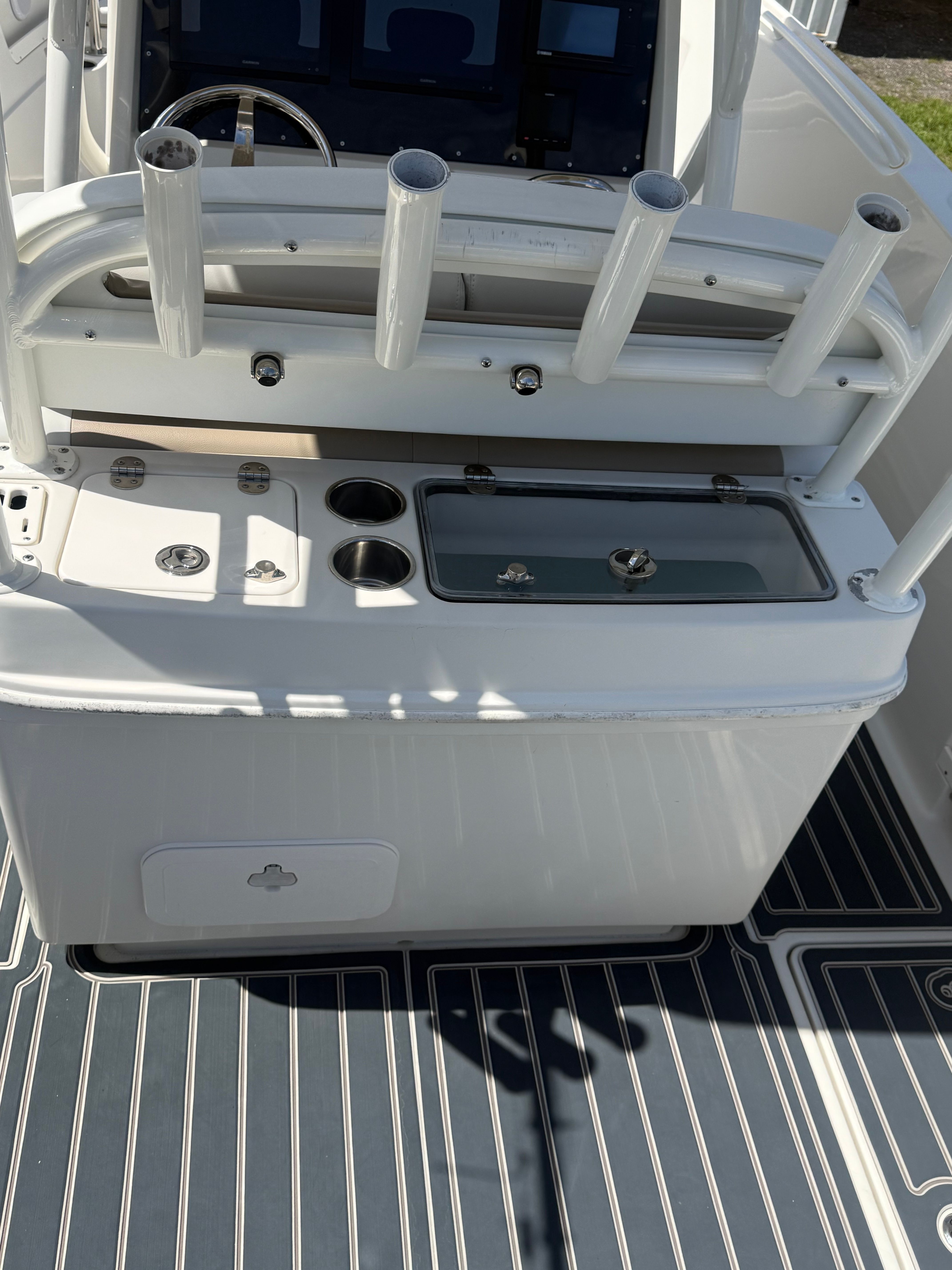 Sailfish 290 CC 2015 boat console with fishing rod holders.