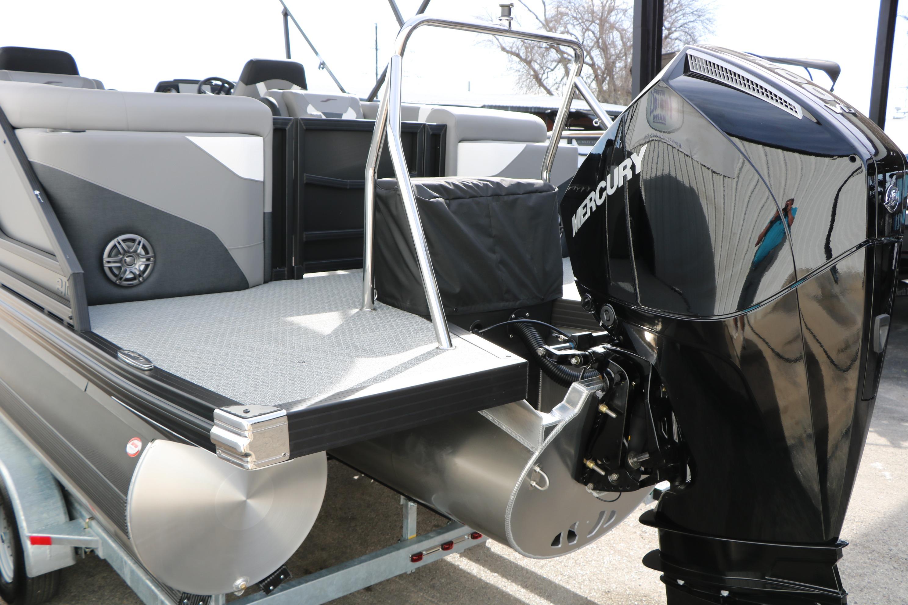 Evotti 521QL 2026 pontoon boat with Mercury outboard motor, rear deck view.