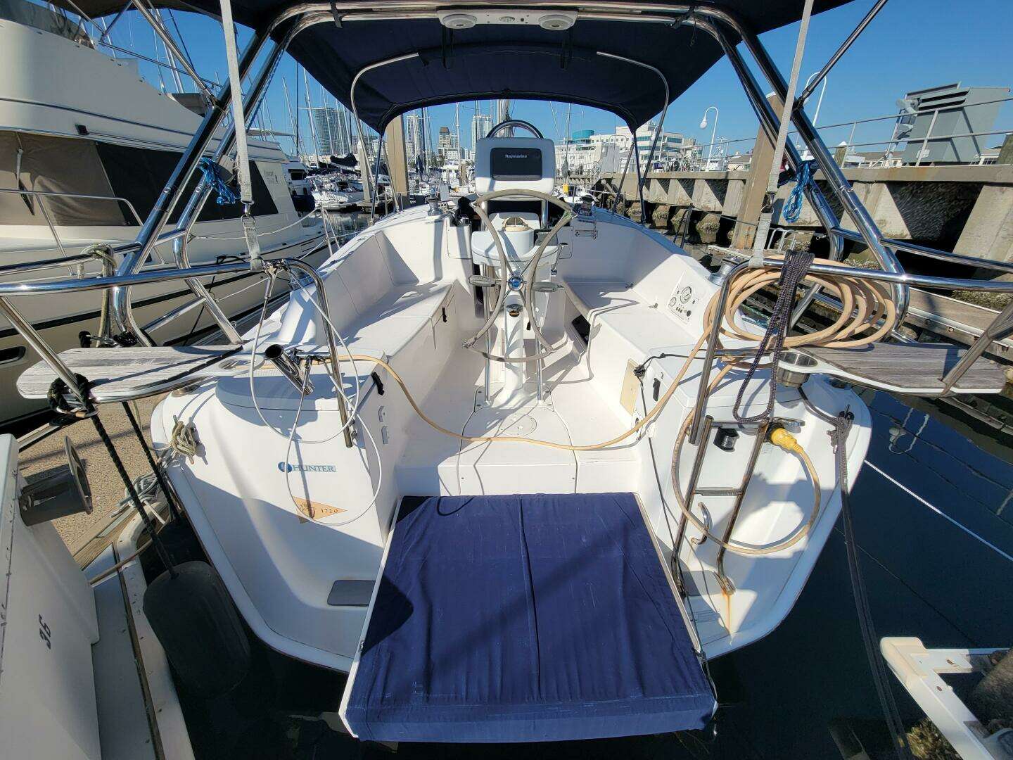 2013 Hunter 33 - Image 15