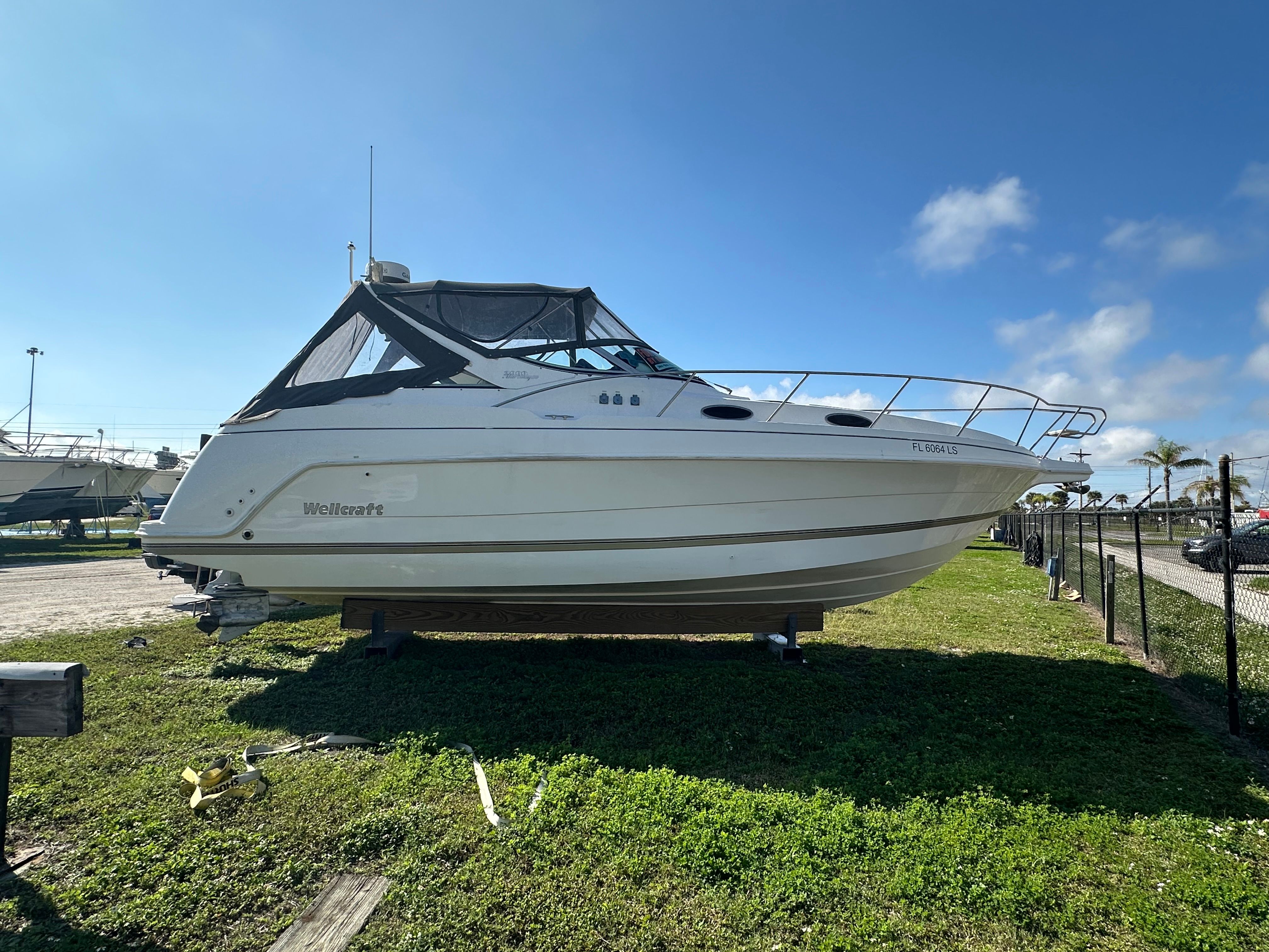 1999 Wellcraft 3000 Matrinique boat displayed on grass.