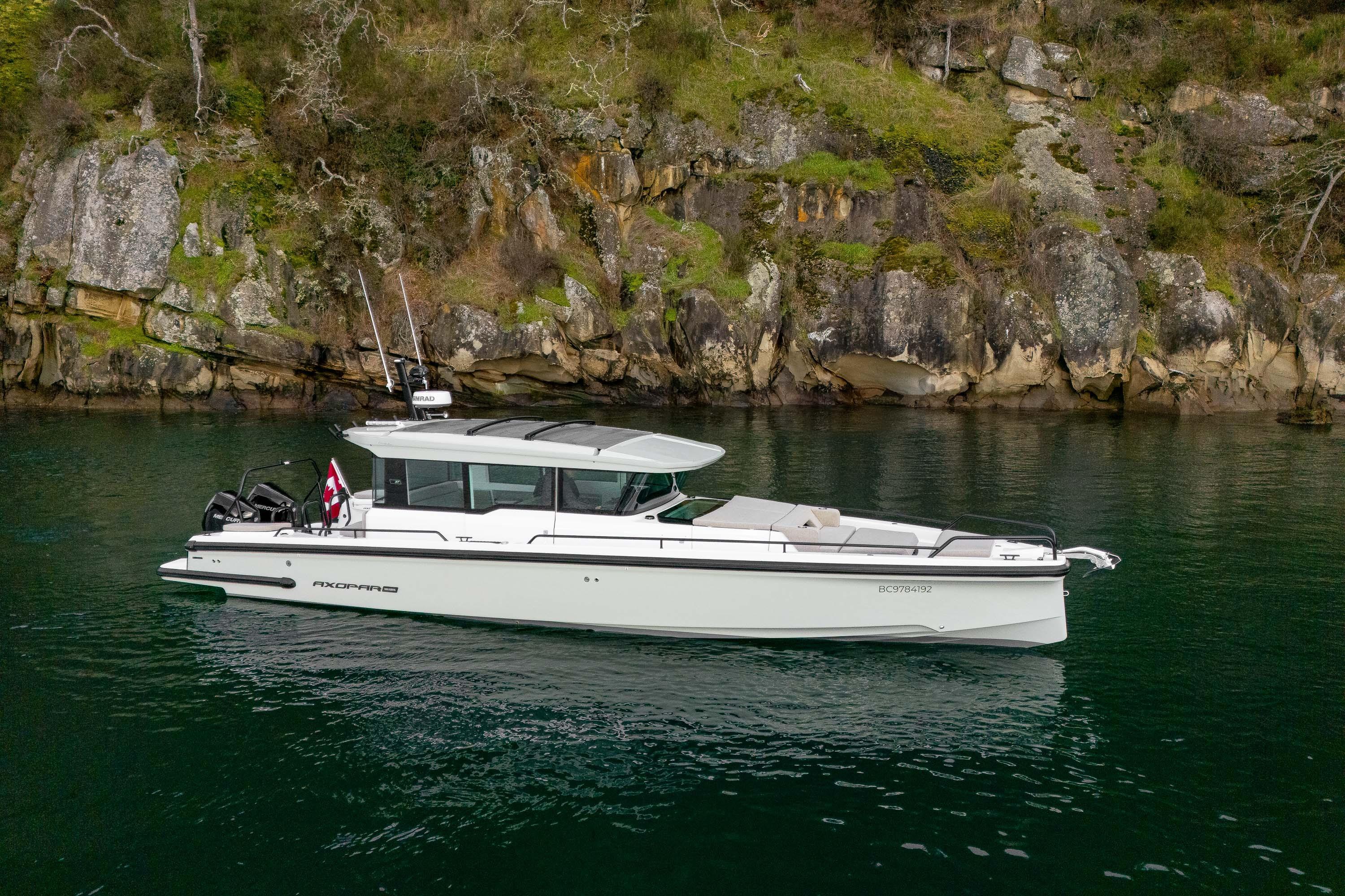2026 Axopar 37 XC Cross Cabin