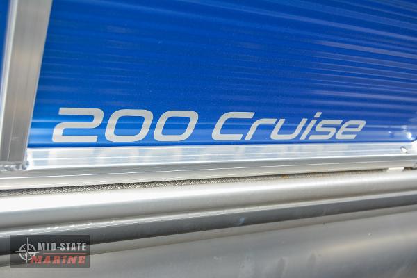 2024 Lowe Ultra 200 Cruise boat model close-up